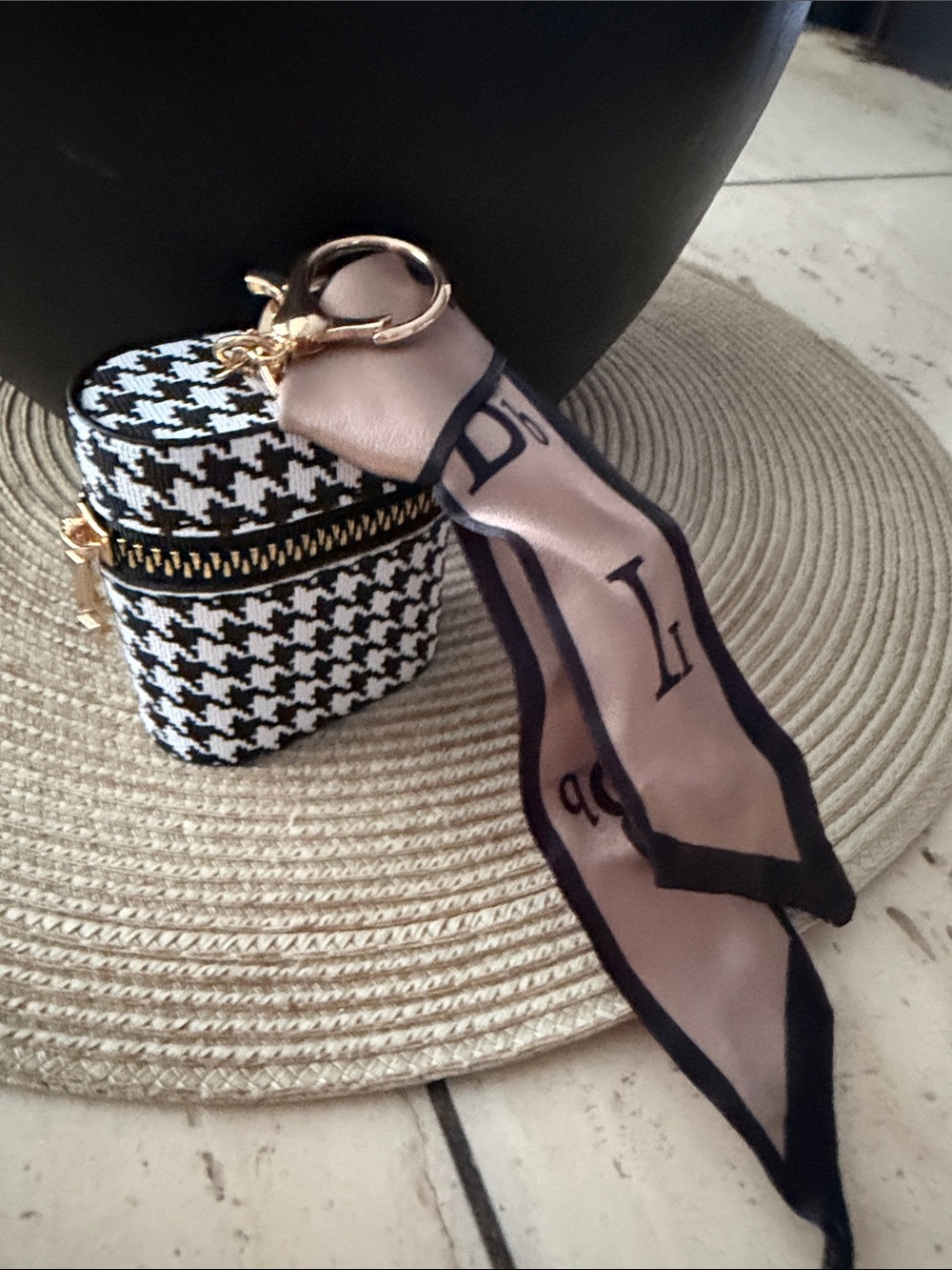 NEW Black & White Houndstooth Key & Ear Phones Holder w/Blush Scarf Tie